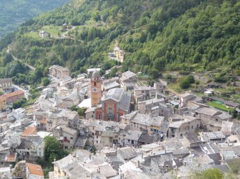 Panorama su Tende dal sentiero di accesso alla Via Ferrata (34521 bytes)